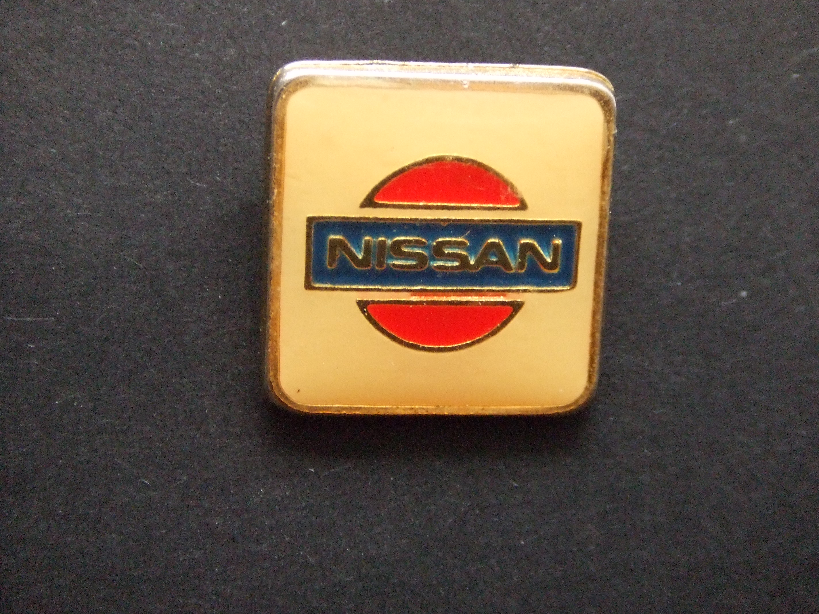 Nissan logo witte achtergrond